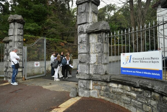 Devant l’entrée du collège-lycée privé Saint-Thomas-d’Aquin à Saint-Jean-de-Luz (Pyrénées-Atlantiques). © Photo Gaizka Iroz / AFP