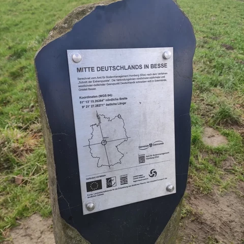 Infotafel zur Berechnung des Mittelpunktes von Deutschland in Besser, Nordhessen