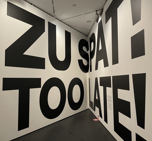 Blick in die Ausstellung ROADS NOT TAKEN. ODER: ES HÄTTE AUCH ANDERS KOMMEN KÖNNEN