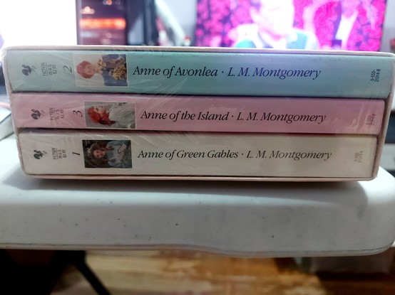 The box set is now lying on its side, displaying the spines and titles of the three books. From the top, Anne od Avonlea, then Anne of the Island, then at the bottom, Anne of Green Gables.