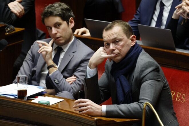 Le ministre du travail Olivier Dussopt et le ministre des comptes publics Gabriel Attal, à l’Assemblé le 17 février. © Photo Ludovic Marin / AFP