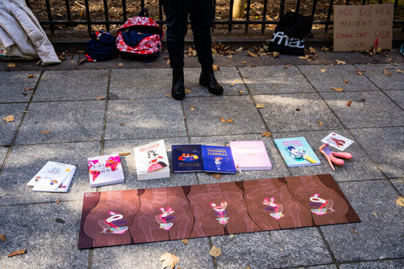 Une manifestation du mouvement féministe Nous Toutes visant à réclamer une meilleure éducation à la sexualité, à proximité du ministère de l’éducation nationale, à Paris, le 8 octobre 2022. © Photo Amaury Cornu / Hans Lucas via AFP
