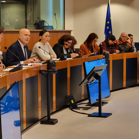 Participantes en el debate sobre el Derecho a Decir NO al extractivismo en una sala de la sede del Parlamento Europeo.