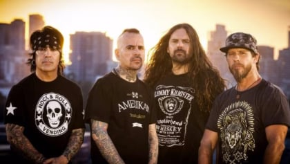 ChatGPT Summary:

In this article, the Latin American metal band De La Tierra announces that they have finished recording their third album and have released the music video for their single "Depredadores". This is the band's first album featuring guitarist Andreas Kisser of Sepultura, who joins existing members Andres Gimenez (guitar, voals), Alex González (drums), and Sr. Flavio (bass). They have released two albums so far, De La Tierra and II, both to critical success.

