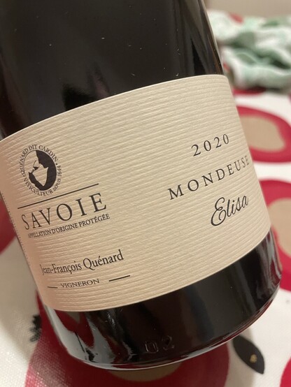 Close-up of the label of a wine bottle from Savoie with 2020 Mondeuse Elisa written on it 