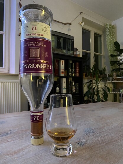 Leere Whiskyflasche auf dem Kopf. Symbol für ausgetrunkene Flasche = bottlekill