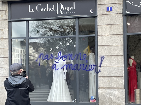 Pas bonne a marier sur in vitrine de mariage 