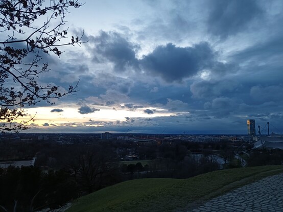 Licht- und Wolkenspiel über dem abendlichen München 