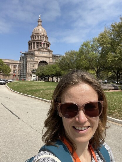 Lydia voor het Texas Capitol building