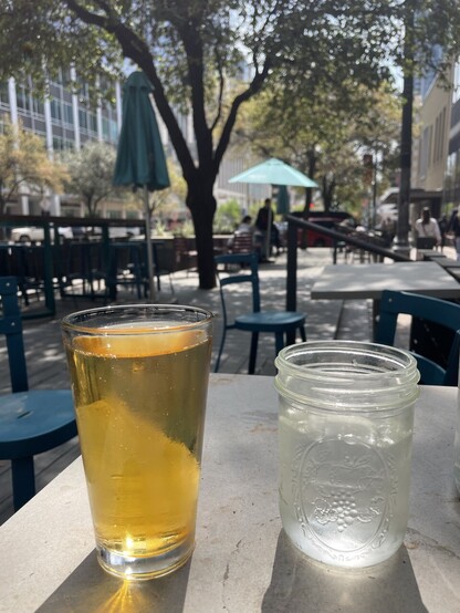 Cider en water op het terras