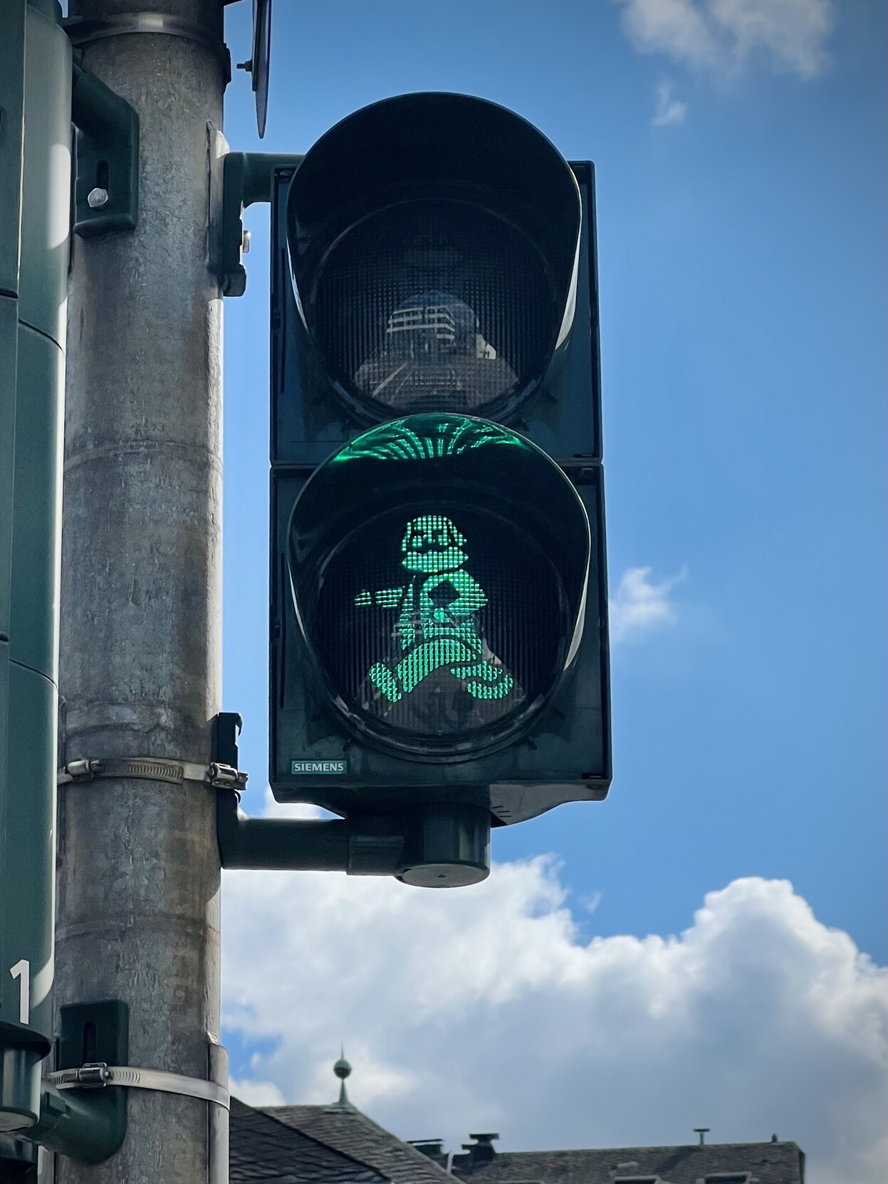 Fußgängerampel. Das grüne Ampelmännchen ist (vermutlich) Karl Marx. 