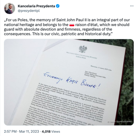 Tweet der Kanzlei des polnischen Präsidenten von heute:
„For us Poles, the memory of Saint John Paul II is an integral part of our national heritage and belongs to the 🇵🇱 raison d'état, which we should guard with absolute devotion and firmness, regardless of the consequences. This is our civic, patriotic and historical duty.”
