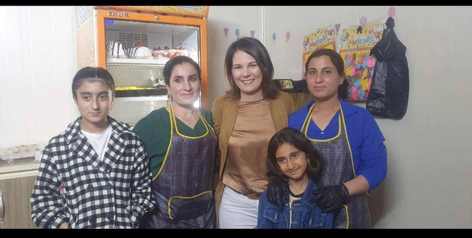 Frau Baerbock mit Jesidinnen im Irak. 