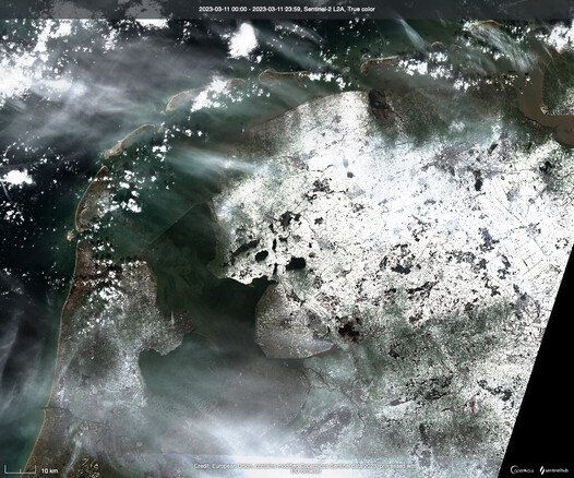 Deels besneeuwd Noord-Nederland op een satellietfoto van de Sentinel 2-satelliet.