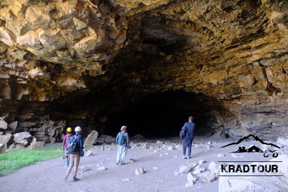 Wir mit drei zufällig getroffenen italenischen Archäologen vor dem Höhleneingang.