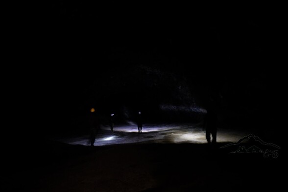 Nur mit Taschenlampe kann man überhaupt noch was erkennen.
