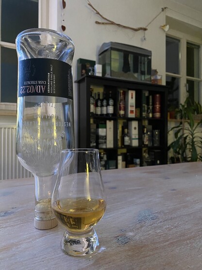 Whiskyflasche auf dem Kopf. Symbol für ausgetrunkene Flasche = bottlekill. 