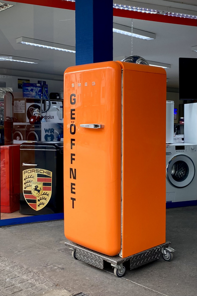 Geschlossener Kühlschrank mit Aufschrift »geöffnet«