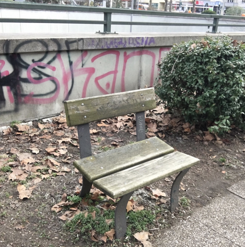 Kurze Einer-Parkbank.
