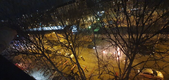 Poubelles en feu sur le boulevard Auguste Blanqui avant l'arrivée des cars de police