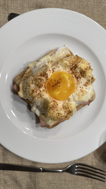 Eigelb in Eischnee auf Toast mit Käse und Schinken (im Ofen gebacken)
