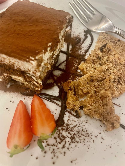 Tiramisu und andere Dolci auf einem Teller garniert