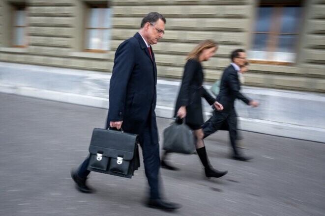 Le président de la banque centrale suisse, Thomas Jordan, et son équipe quittant le département fédéral des finances à Bern, le 19 mars 2023. © Photo Fabrice Coffrini / AFP