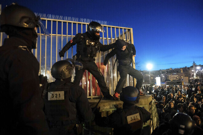 Arrestation d’un manifestant lors de la manifestation à Paris, le 19 mars 2023. © Photo Lewis Joly / AP via Sipa