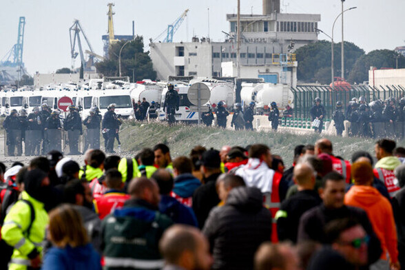 La police devant le dépôt de carburant de Fos-sur-Mer, face à la mobilisation des travailleurs, le 21 mars 2023. © Christophe Simon / AFP