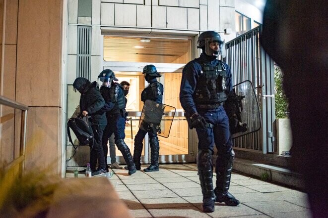 Arrestation lors de la manifestation sauvage dans le 13e arrondissement de Paris, le 18 mars 2023. © Photo Vincent Gerbet / Hans Lucas via AFP