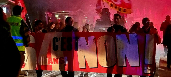 Tête de la manifestation du 21/03/2023 à Grenoble. La banderole de la CGT annonce la couleur : 64 ans, c'est NON.