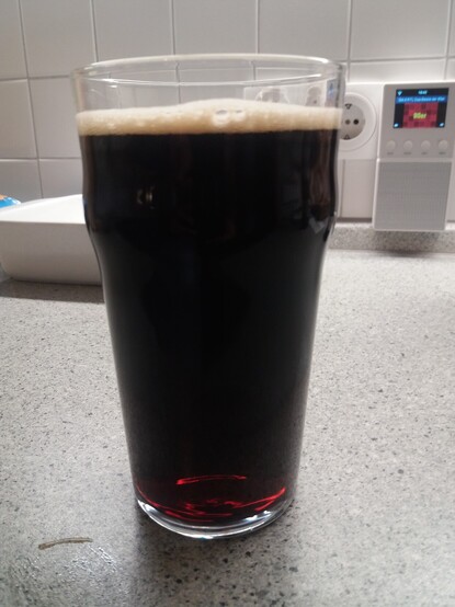 Glas Schwarzbier auf Küchenzeile