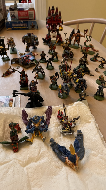 Lots of old Warhammer miniatures 
