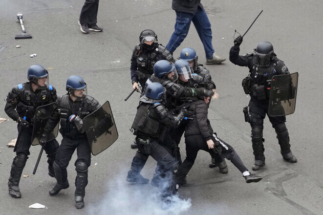 Arrestation d’un manifestant à Paris, le 23 mars 2023. © Photo Christophe Ena / AP via Sipa