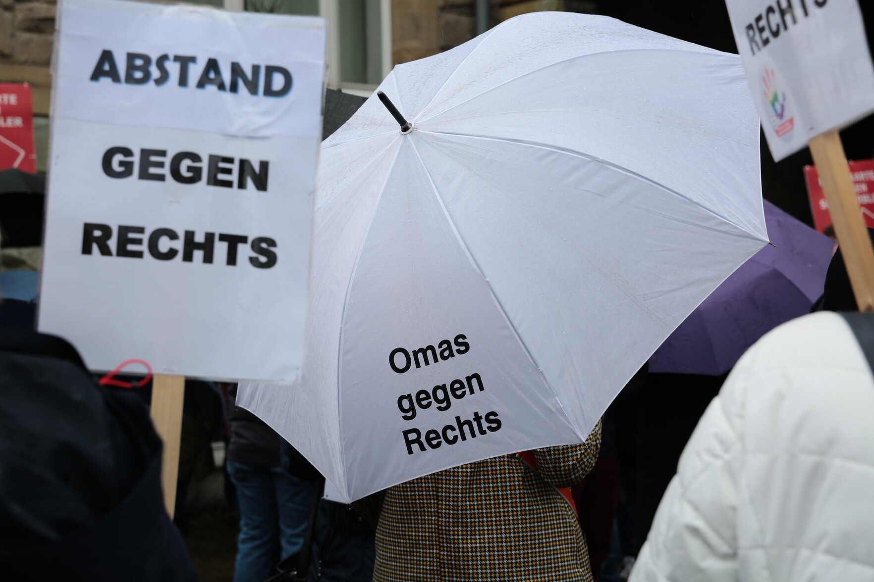 Weißer Regenschirm mit Aufschrift Omas gegen Rechts