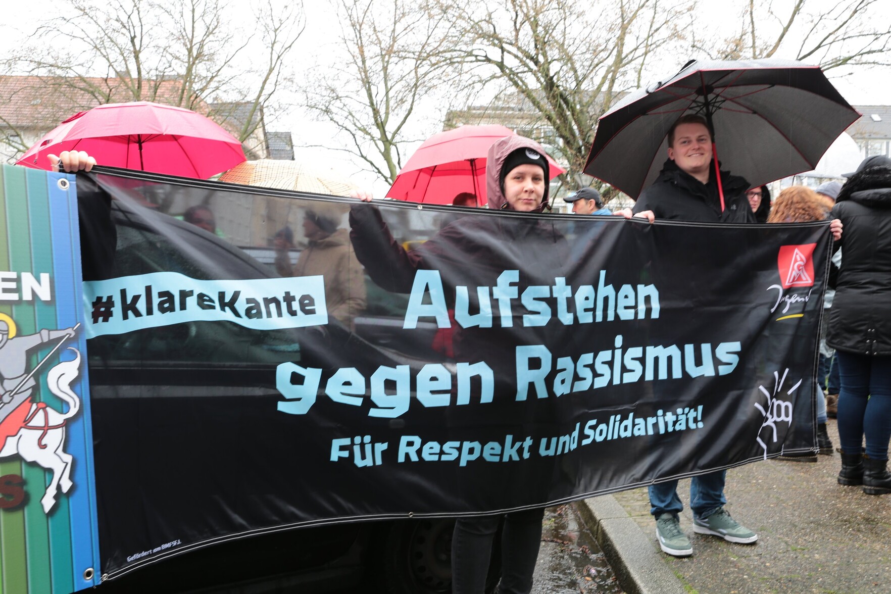 Banner der Hreerkschaftsjugend "Aufstehen gegen Rassismus"