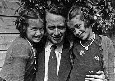 Gerrit van der Veen met zijn twee dochters