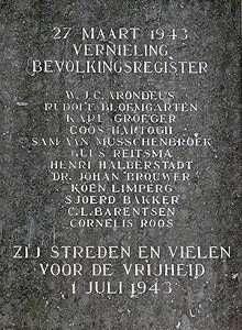 de herdenkingssteen met de namen van de twaalf gefussileerde aanslagplegers, naast de ingang van restaurant De Plantage aan de Plantage Kerklaan in Amsterdam. Dit is het voormalige gebouw van het Bevolkingsregister van Amsterdam

Willem Arondéus
Rudi Bloemgarten
Karl Gröger
Coos Hartogh
Sam van Musschenbroek
Guus Reitsma
Henri Halberstadt
Johan Brouwer
Koen Limperg
Sjoerd Bakker
Cornelis Leendert Barentsen
Cornelis Roos
