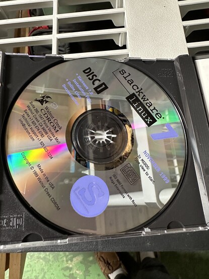 A picture of the Slackware 7 CD, dated 1999.