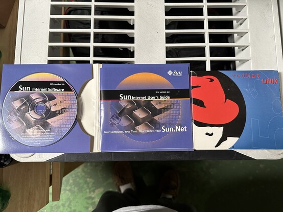A picture of the Sun “Internet Toolkit” and a RedHat Linux 5.2 CD pack.