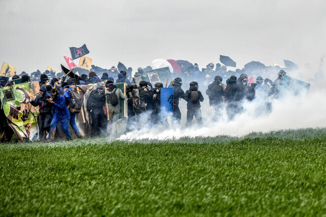 Des manifestants sous les gazs lacrymogènes lors de la manifestation appelée par le collectif « Bassines non merci » à Sainte-Soline, le 25 mars 2023. © Photo Ugo Amez / Sipa