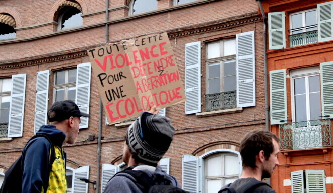 Devant la préfecture de Toulouse, jeudi 30 mars. © Photo Emmanuel Riondé pour Mediapart