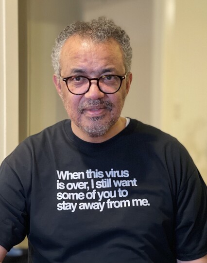 Dr. Tedros trägt ein Tshirt mit dem Aufdruck: When this virus is over, i still want some of you to stay away from me.