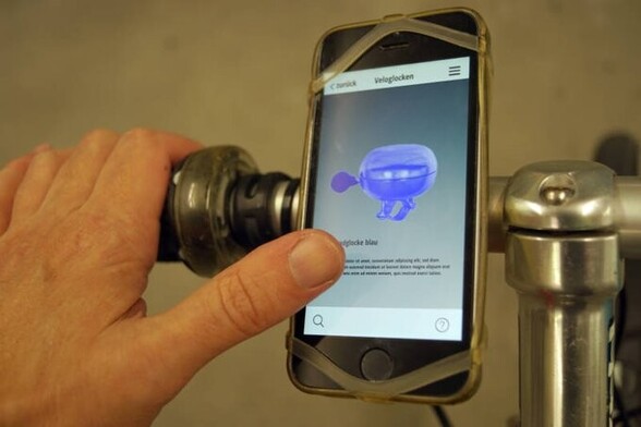 An einem Fahrradlenker montiertes Smartphone mit der Veloglocken-App (Prototyp).