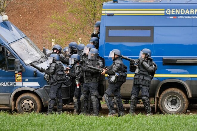 Des gendarmes équipés de grenades GM2L à Sainte-Soline le 25 mars 2023. © Photo Jean-Francois Fort / Hans Lucas via AFP