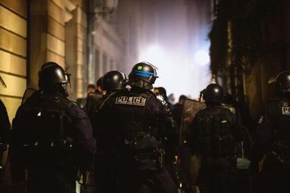 La Petite rue des Dentelles, à Strasbourg, bloquée par les policiers pendant 12 minutes le lundi 20 mars 2023. © Photo Mathilde Cybulski / Hans Lucas