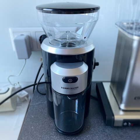 Kaffeemühle EKM 300 von Rommelsbacher auf einer Küchenarbeitsplatte frontal fotografiert 