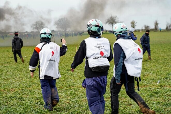 Des observateurs de la Ligue des droits de l’Homme à Sainte-Soline, le 25 mars 2023. © Photo Frederic Petry / Hans Lucas via AFP