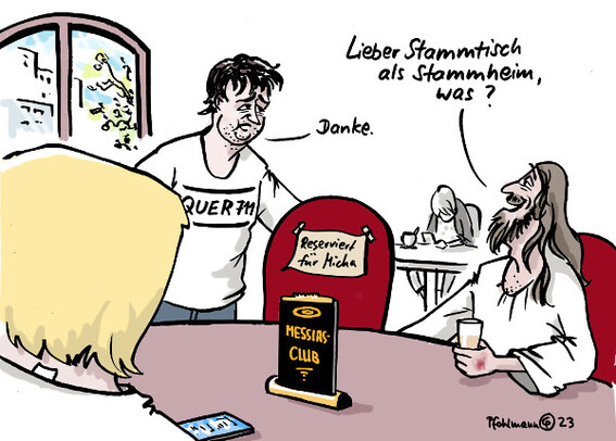 Ein Tisch, auf dem Messias-Club steht, in einem Lokal oder Café, es sitzen bereits Jesus und Donald Trump (dieser nur von hinten zu sehen). Ein Stuhl ist "reserviert für Micha". Das ist Michael Ballweg, der gerade reinkommt und ein T-Shirt mit der Aufschrift "QUER 711" trägt. Jesus macht eine einladende Geste und sagt "Lieber Stammtisch als Stammheim, was?" Michael Ballweg sagt "Danke."