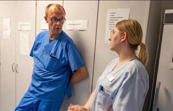 Merz redet mit einer Krankenhausangestellten